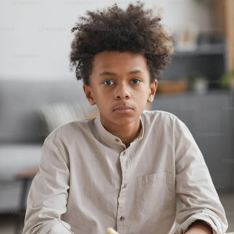 Adolescent africain faisant ses devoirs, interieur moderne